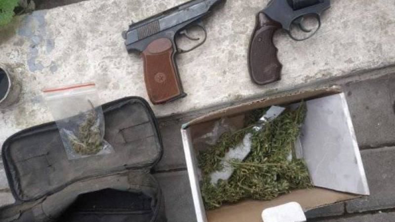 Офицеры Fulger задержали двоих человек за выращивание дома конопли.
