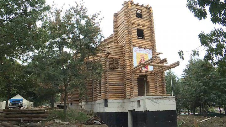 На территории Минобороны строят уникальную церковь из белой сосны.