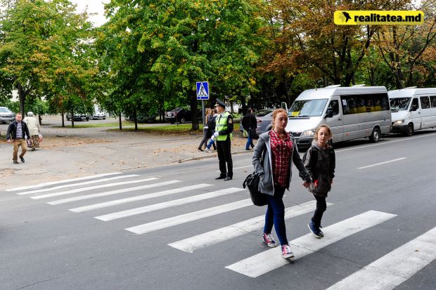Potrivit informaţiilor, minora a fost tamponată în timp ce traversa strada regulamentar.