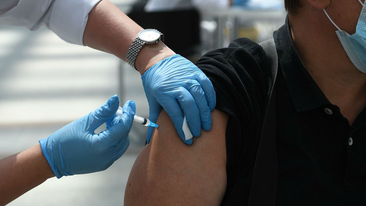 Жителям Чехии начнут вводить третью дозу вакцины от COVID-19.