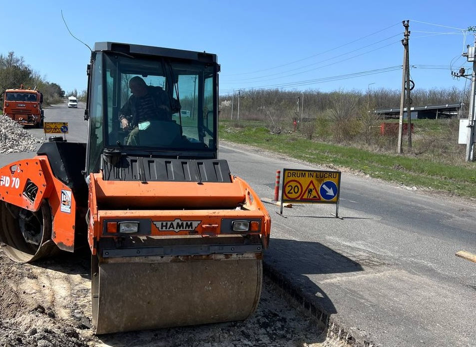 Дорогу к пригороду Будешты восстанавливают после зимы.