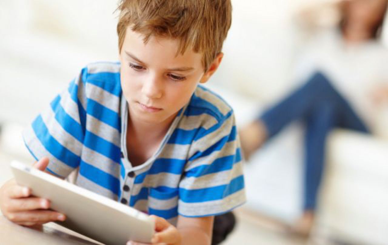 Psihologi: Fără telefon, tabletă, laptop până la 3 ani