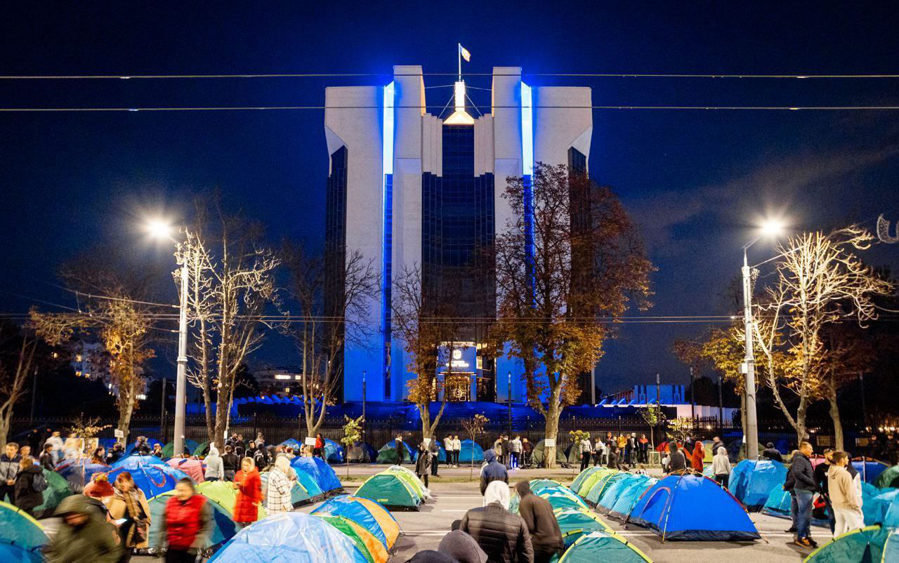 Полиция призвала Чебана разблокировать движение на бул. Штефана чел Маре.