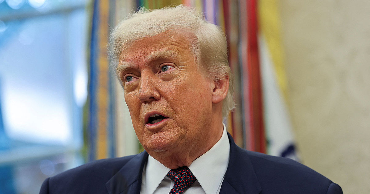 Трамп попросит ФБР расследовать связи Эпштайна с Клинтоном.