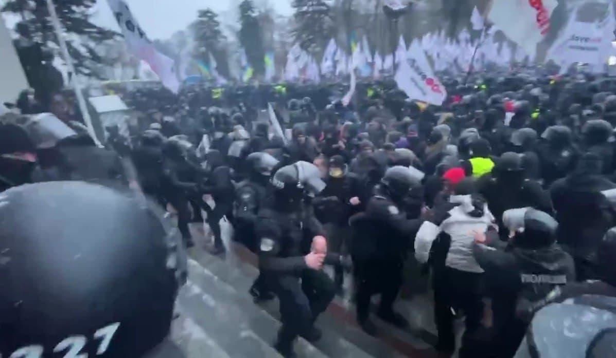 Протестующие во второй раз пытаются прорваться в Верховную раду.