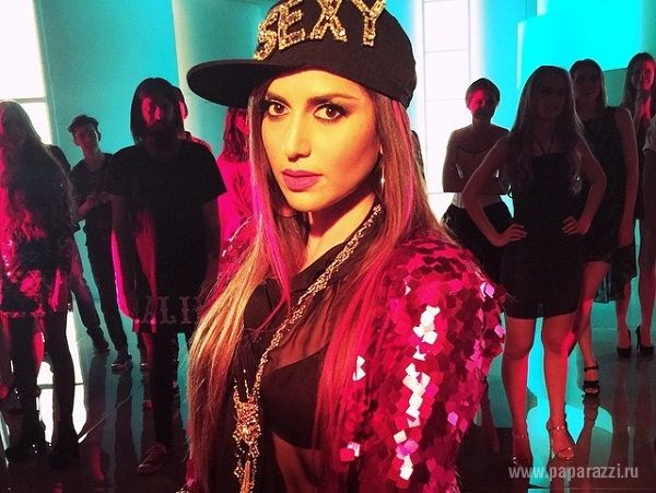 Artista oferă bilete gratis ca sa se asigure ca salile sunt pline si concertele ei vor avea succes. Foto: paparazzi.ru