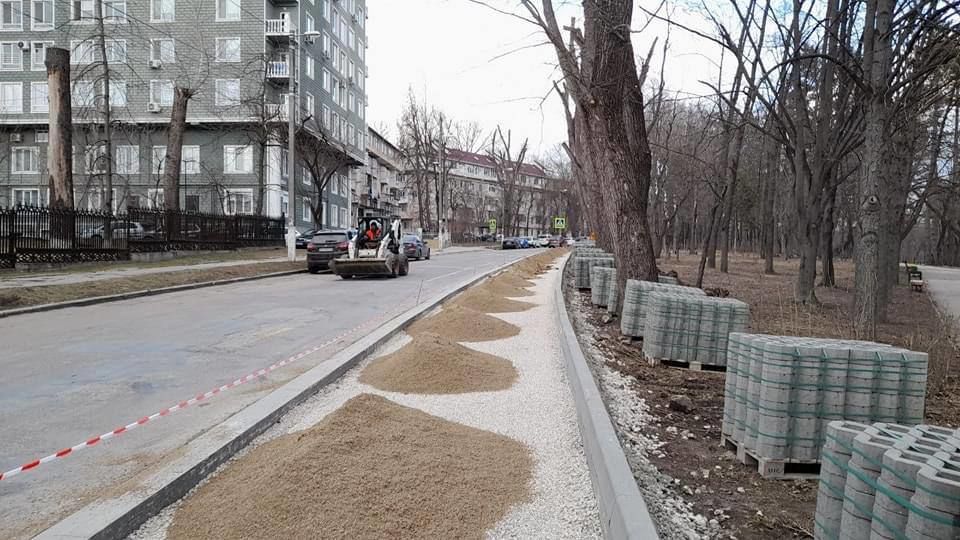 Продолжаются работы по восстановлению парка на улице Думитру Рышкану.