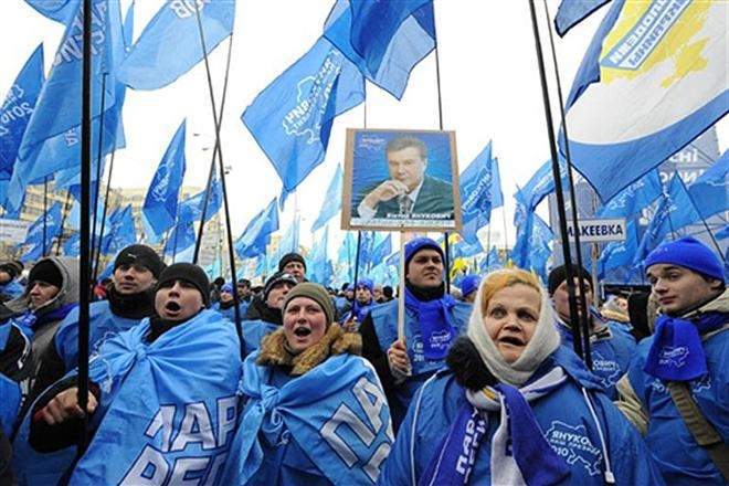 Участники митинга Партии регионов в Киеве поддержали зачитанную со сцены резолюцию, в которой отмечается, что всем жителям страны необходимо объединиться. Фото: obozrevatel.com