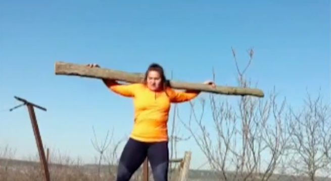 Легкоатлетка Сурду использует подручные средства для тренировок.
