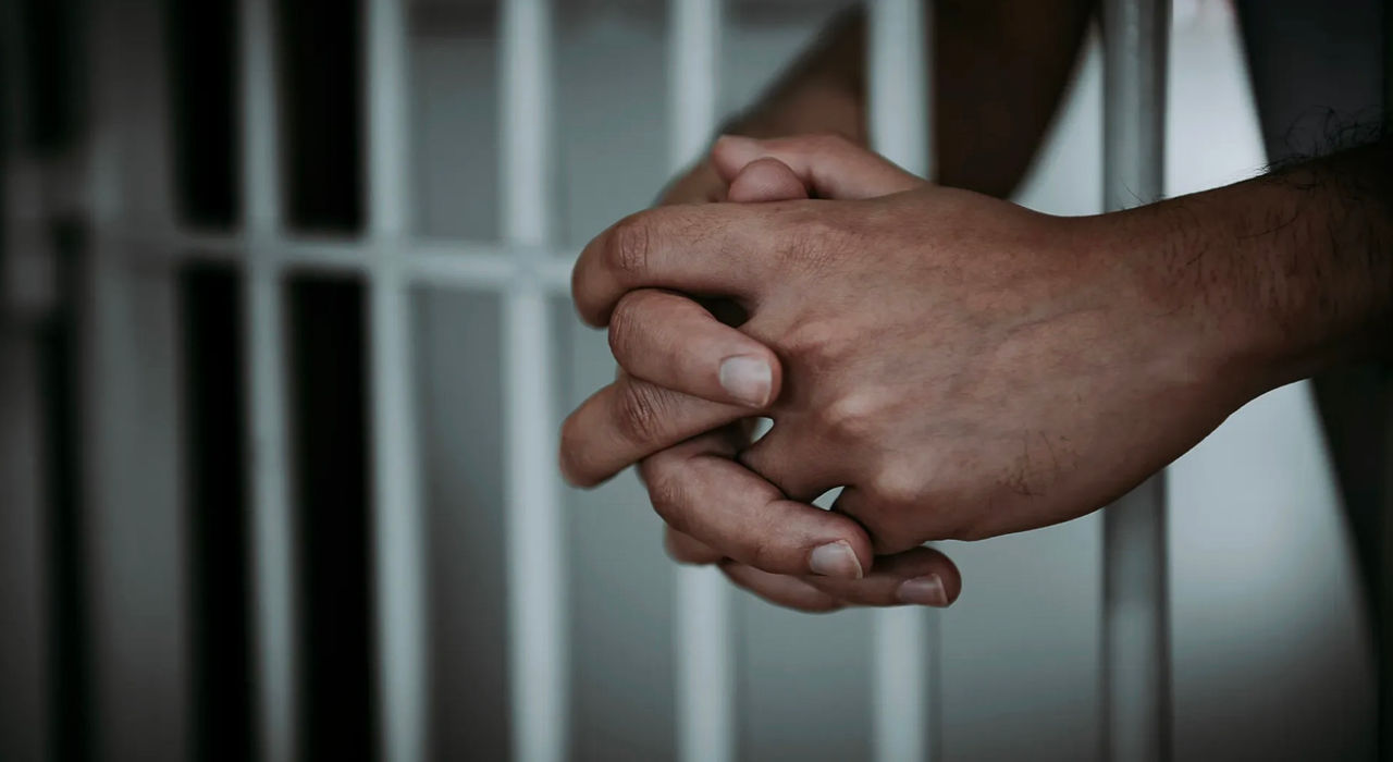 Un bărbat care ispășea o pedeapsă în închisoare a primit o nouă sentință: A fost prins cu un telefon mobil.