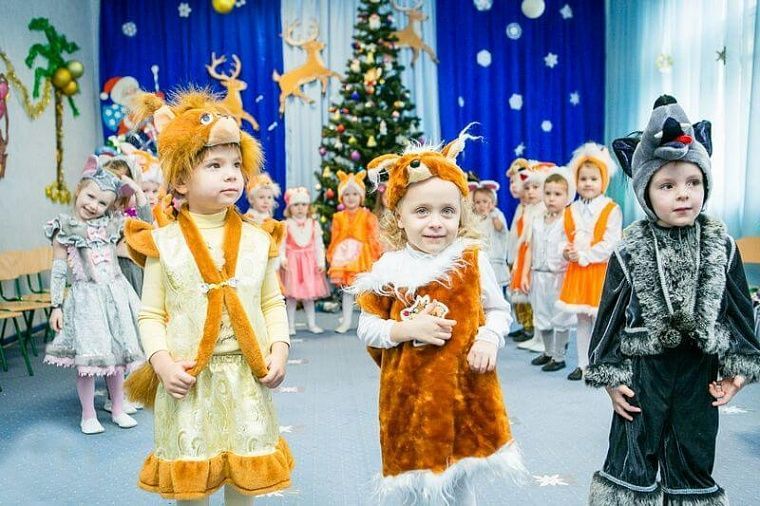 Без родителей и Деда Мороза пройдут новогодние утренники для самых маленьких.