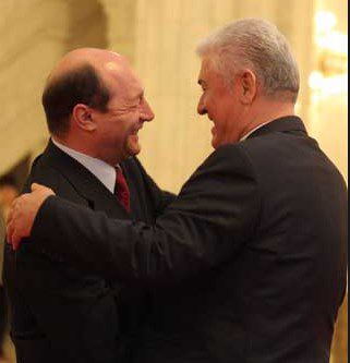 Nicolae Timofti și Traian Băsescu au vizitat Biserica de lemn în stil maramureșean „Sfinții Martiri Brâncoveni”. Foto: moldova24.info