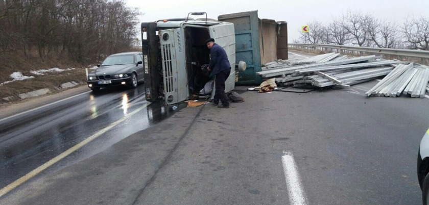 Un Kamaz încărcat cu piloni s-a răsturnat în apropierea de localitate Peresecina, Orhei. Foto: today.md