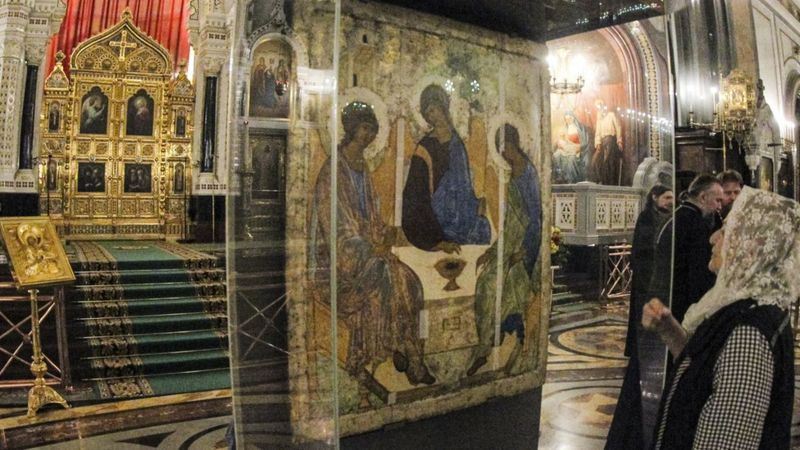 Икону Рублева "Троица" перенесли в храм Христа Спасителя.