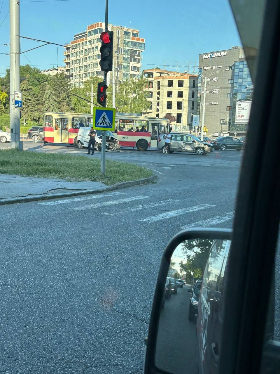 ДТП в Кишиневе: столкнулись Mercedes и Dacia.