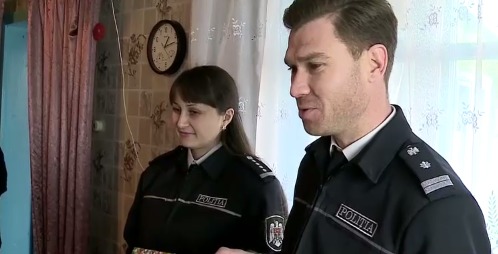 Полицейские подарили семье деньги и продукты, малыши получили сладости.