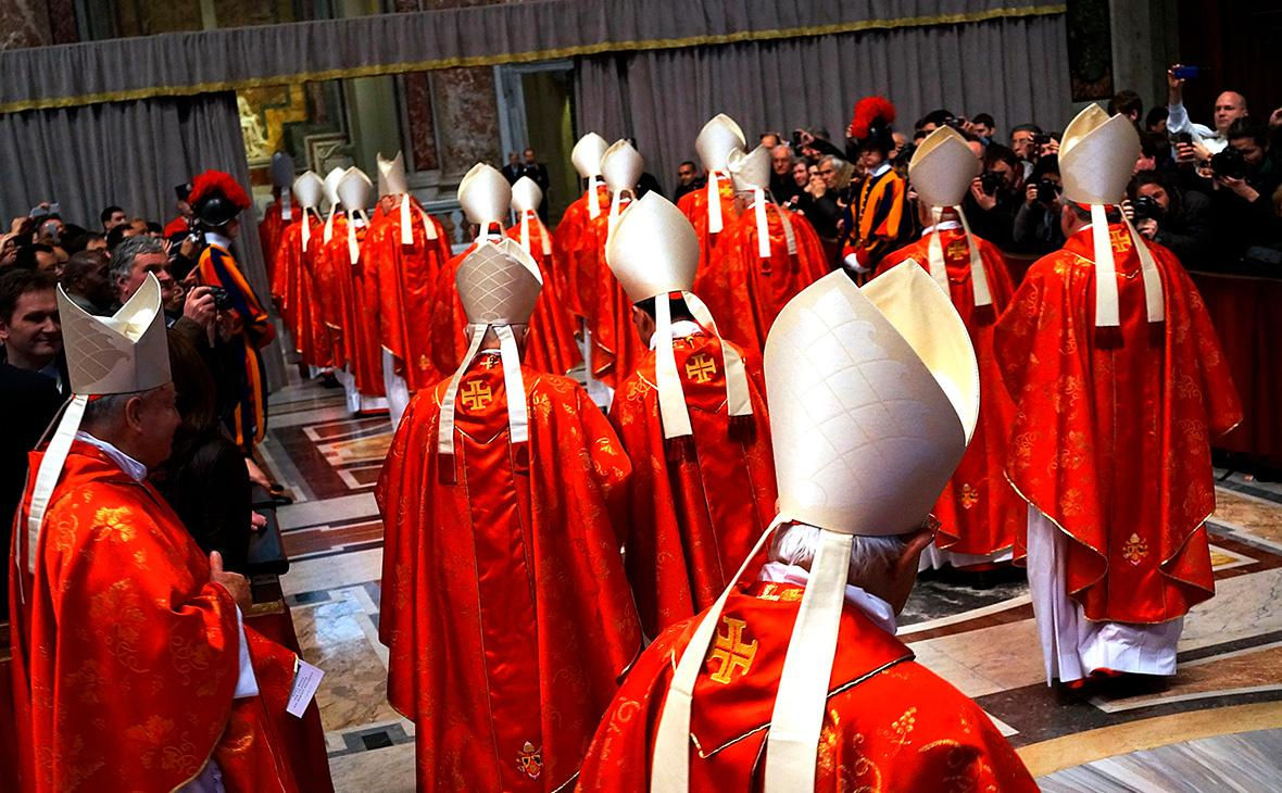 La Vatican se întrunește conclavul pentru alegerea noului Papă.