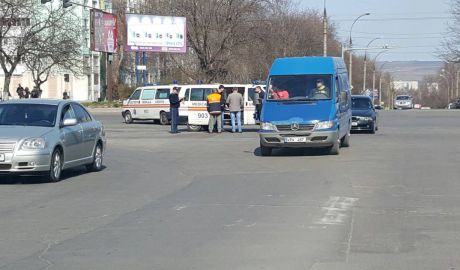 O ambulanţă s-a ciocnit violent cu o maşină de model Toyota în sectorul Botanica al capitalei. Foto: jurnal.md