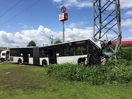 В Германии автобус врезался в высоковольтную опору, 21 человек пострадал.