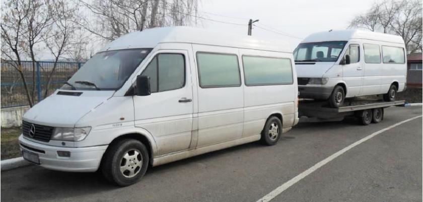Un moldovean a prezentat 5 procuri bulgărești falsificate pentru două Mercedes-uri. Foto: border.gov.md