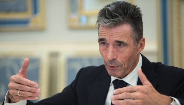 Следует предоставить Украине оружие и разместить вдоль границы с РФ миротворцев ООН, считает Расмуссен