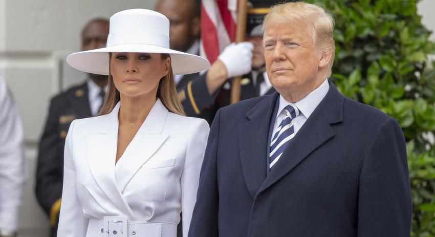 Пользователи Twitter заметили, как Меланья Трамп снова не захотела брать мужа за руку.