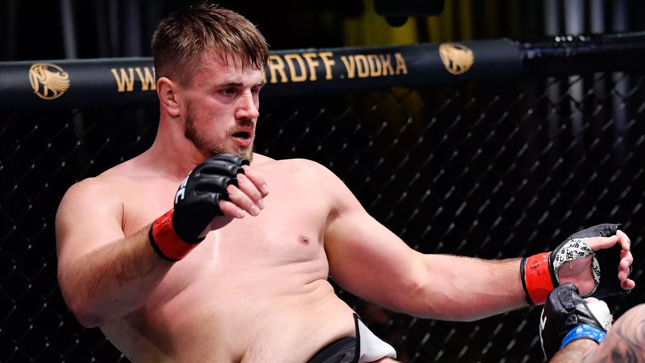 Молдавский боец UFC Романов потерпел первое поражение в карьере.