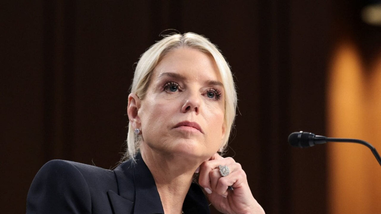 Trump a demis-o pe Pam Bondi din funcția de procuror general al SUA.