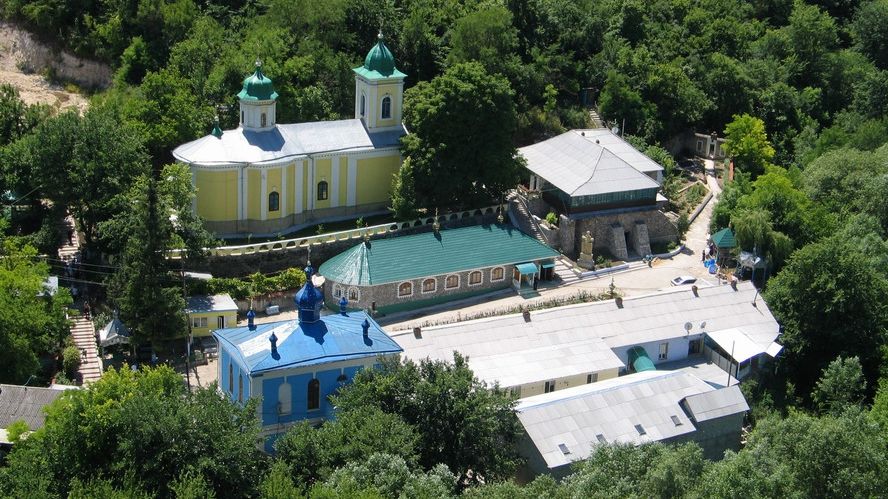 Mai multe persoane, căutate de poliţie pentru că au furat bani din cutiile de jertfă. Foto: publika.md