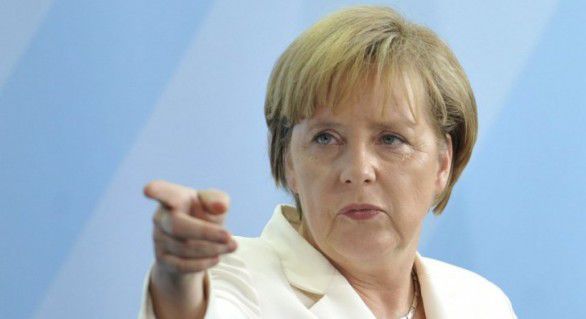 Angela Merkel, criticată dur pentru toleranţa faţă de venirea imigranţilor extracomunitari în Germania şi în Uniunea Europeană, se confruntă cu scăderea dramatică a popularităţii.