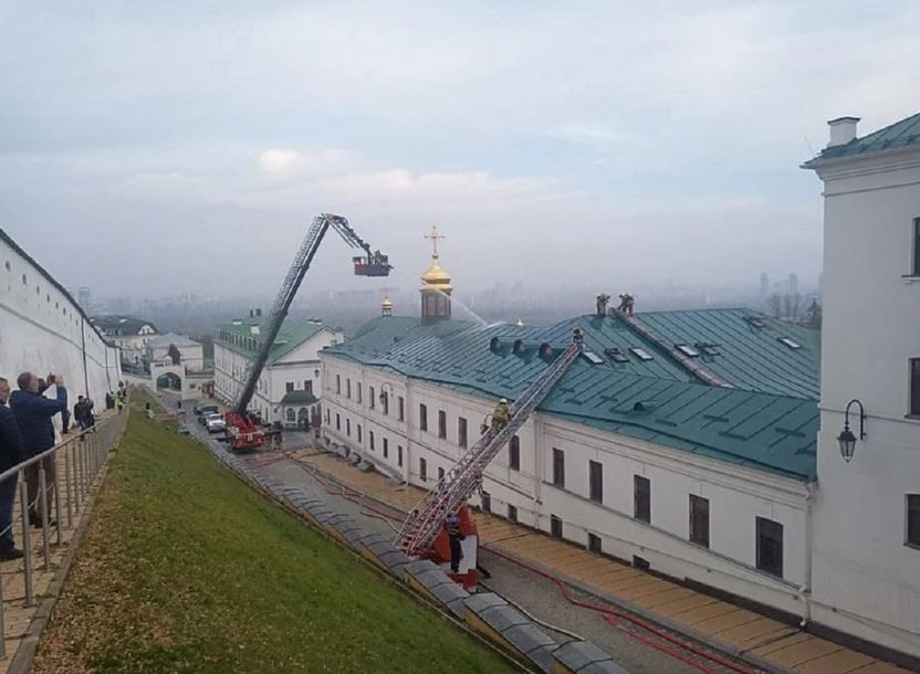 В Киево-Печерской лавре произошел пожар.