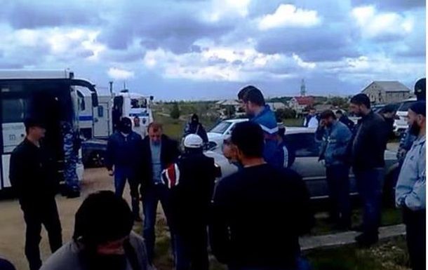 Российские спецназовцы нагрянули в мечеть в поселке Молодежное.