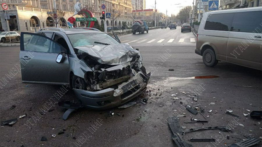 В Тирасполе произошло ДТП: два автомобиля столкнулись лоб в лоб.