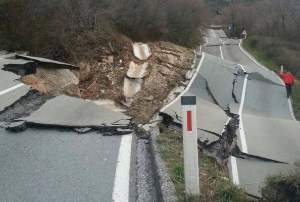 Din cauza unei alunecări de teren o şosea a fost „ruptă” în bucăţi, în partea carosabilă formându-se mai multe cratere. Foto: romaniatv.net