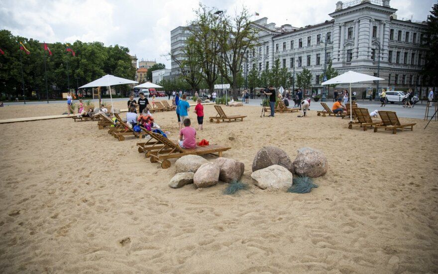 В центре Вильнюса открыли пляж, море будут показывать на экране.