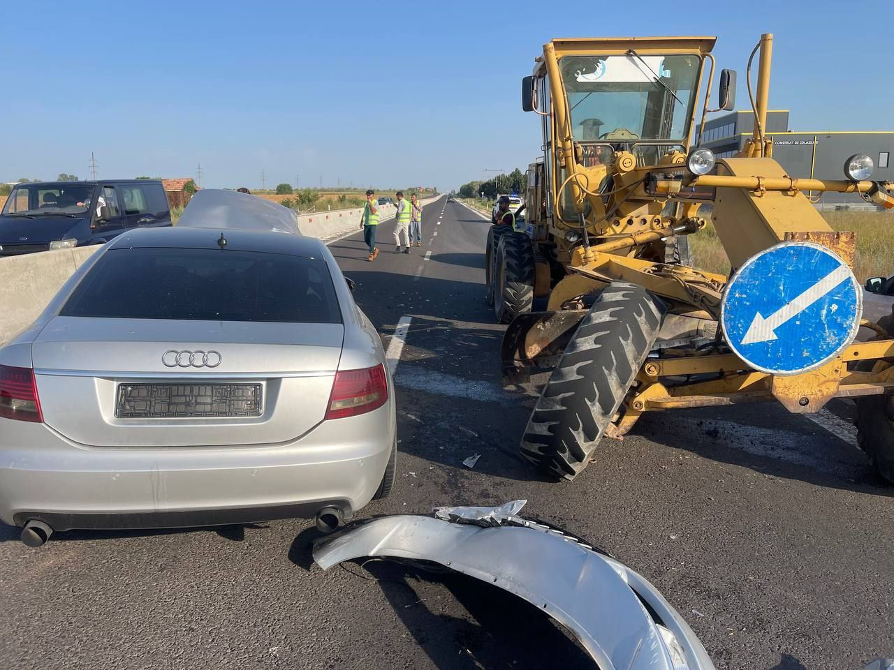 Accident la Strășeni: Un autoturism s-a izbit de un tractor.