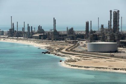 Загорелся один из крупнейших в мире нефтеперерабатывающих заводов.