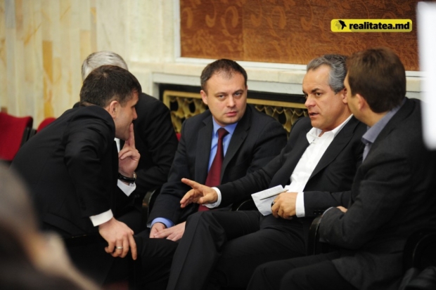 Amintim că şi PLDM a răspuns liberalilor: "Nu vom crea o coaliție cu comuniștii, în mod categoric, chiar dacă aceștia se vor declara proeuropeni, iar lucrul acesta îl spun deja de 7 ani".