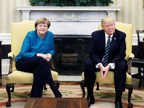 Трамп не стал пожимать руку Меркель после встречи в Белом доме.