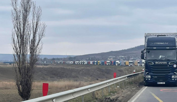 На границе с Румынией вновь образовались километровые очереди из грузовиков. Коллаж: Point.md