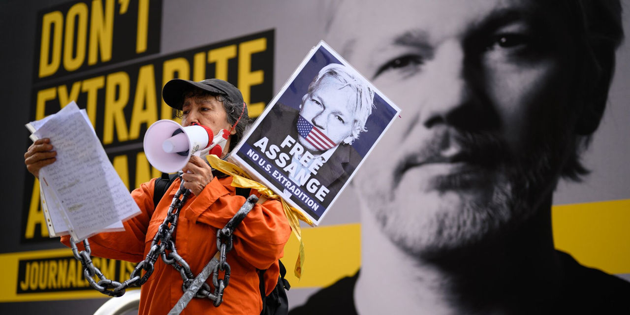 Суд во Франции отказал основателю WikiLeaks Ассанжу в праве просить политическое убежище.