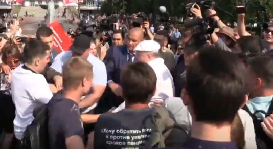 Недовольные москвичи повалили Жириновского на землю.