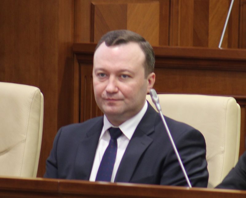 Gurin spune că unii administratori ai Bancii de Economii scoateau zilnic din instituție pachete cu bani. Foto: politik.md
