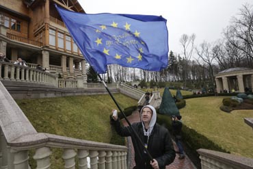 Украина остро нуждается в экономической помощи, а это не время для войны.