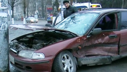 O maşină a ajuns într-un pilon, după ce a fost lovită în plin de un alt automobil la intersecţia străzii Mihai Viteazu cu bulevardul Ştefan cel Mare.