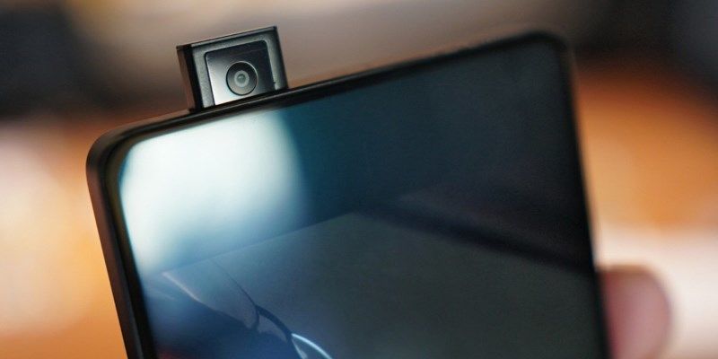 Samsung готовит свой первый смартфон с выдвижной селфи-камерой.