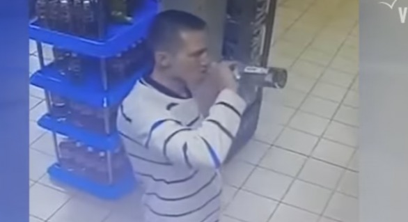 Ca să nu plătească votca, un rus o bea direct în magazin.