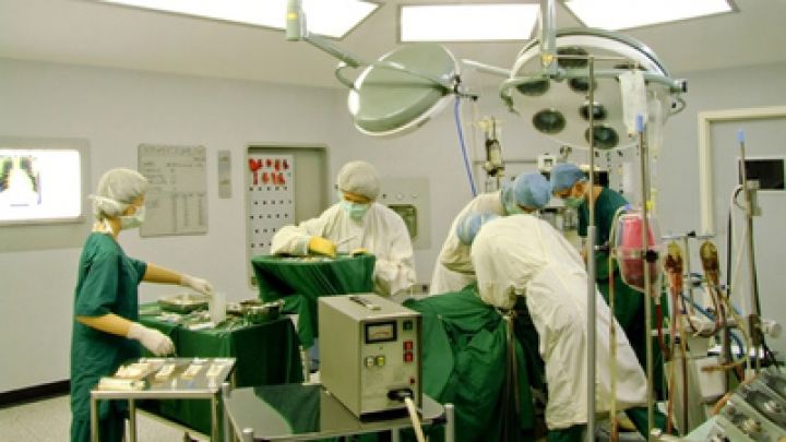 Ustensile folosite la intervenţii chirurgicale, fierte într-o oală de ciorbă. Foto: mediafax.ro