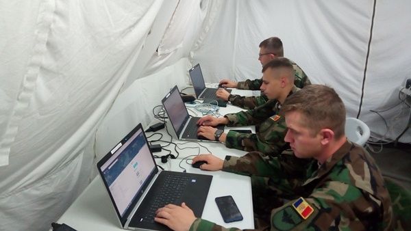 Молдавские военные связисты отрабатывают навыки на учениях в Румынии.