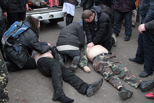 В ходе митингов у здания Верховного совета Крыма за медицинской помощью обратились 7 человек.  Фото: censor.net.ua